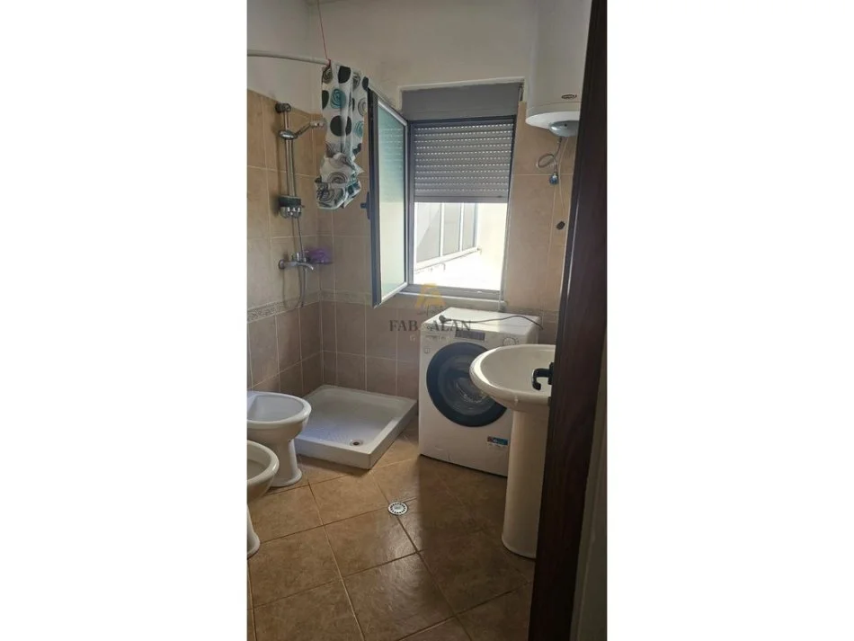 Tirane, jepet me qera apartament 2+1 Kati 3, 103 m² 450 € (Fresku, prane SPAR 2)