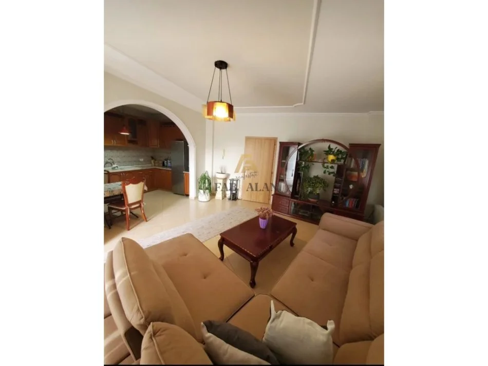 Tirane, jepet me qera apartament 2+1 Kati 3, 103 m² 450 € (Fresku, prane SPAR 2)