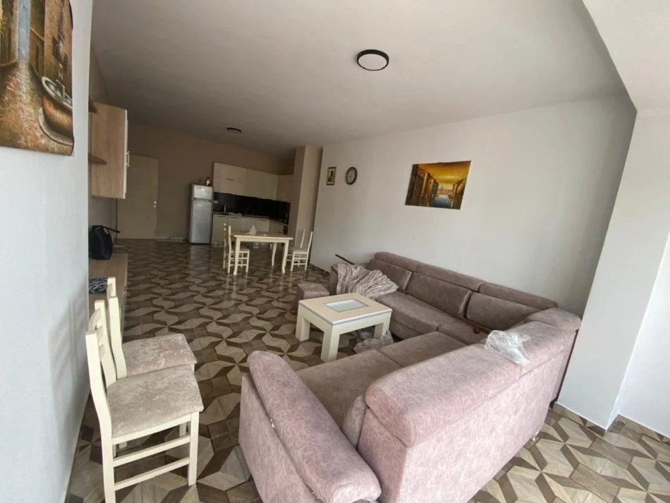 Tirane, jepet me qera apartament 2+1+Ballkon Kati 4, 90 m² 500 € (Liqeni i Thate Rruga Hamdi Sina)