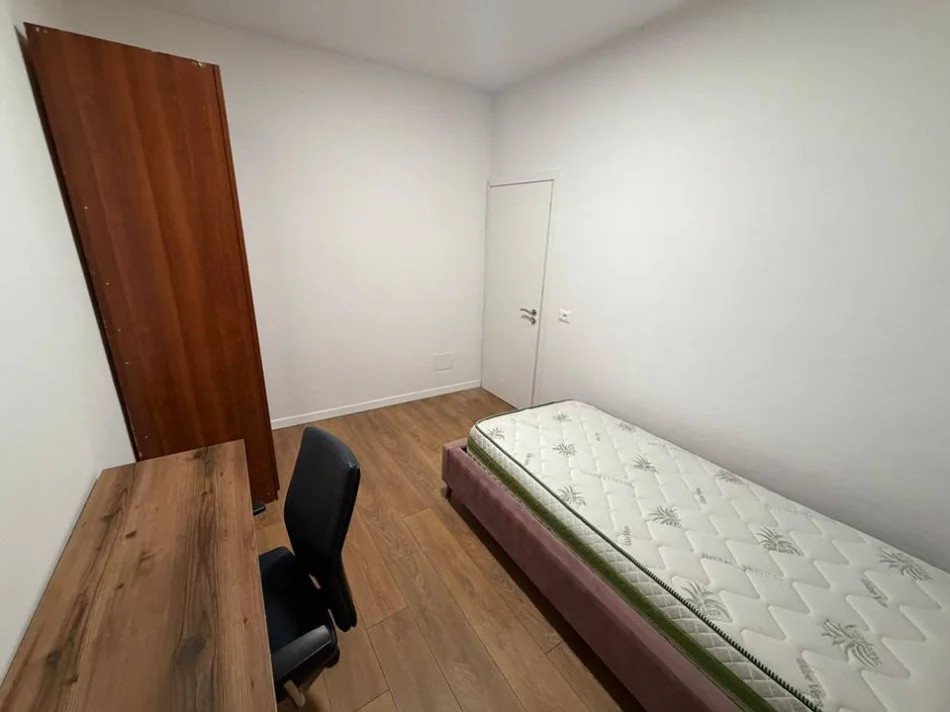 Tirane, jepet me qera shtepi 2+1+Aneks+Ballkon Kati 1, 86 m² 420 € 