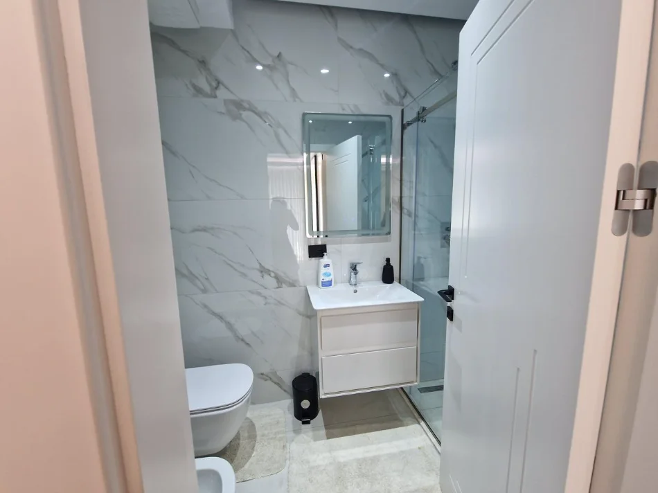 Tirane, jepet me qera apartament 3+1+Ballkon Kati 5, 135 m² 1.100 € (fusha aviacionit)