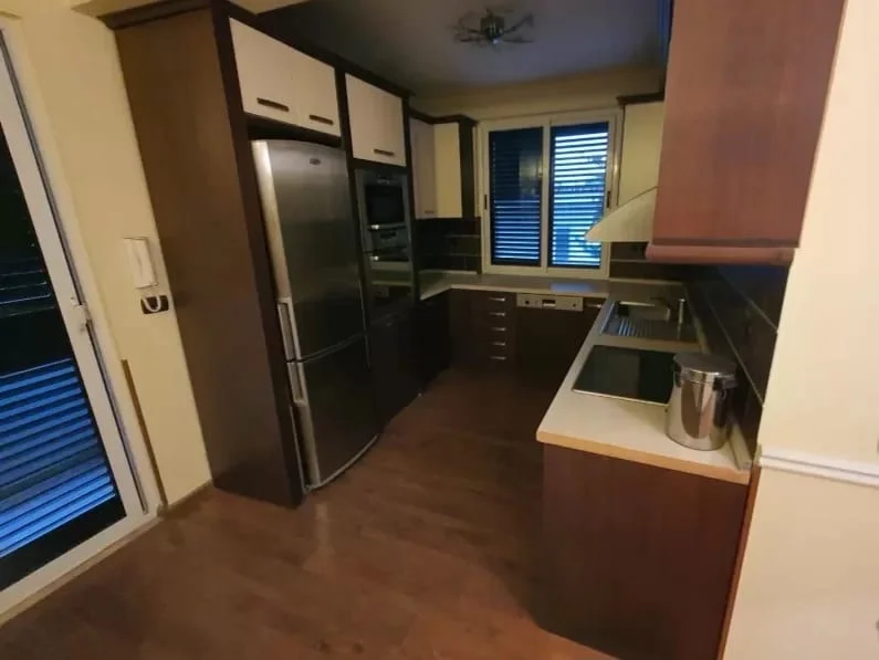 Tirane, jepet me qera Vile 3 Katshe , 410 m² 2.000 € (Selit ,Ish Stacioni i fundit i Tiranes se Re)