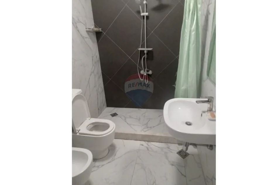 Tirane, jepet me qera apartament 2+1 Kati 5, 700 € (Prokuroria e Rrethit Tirane)