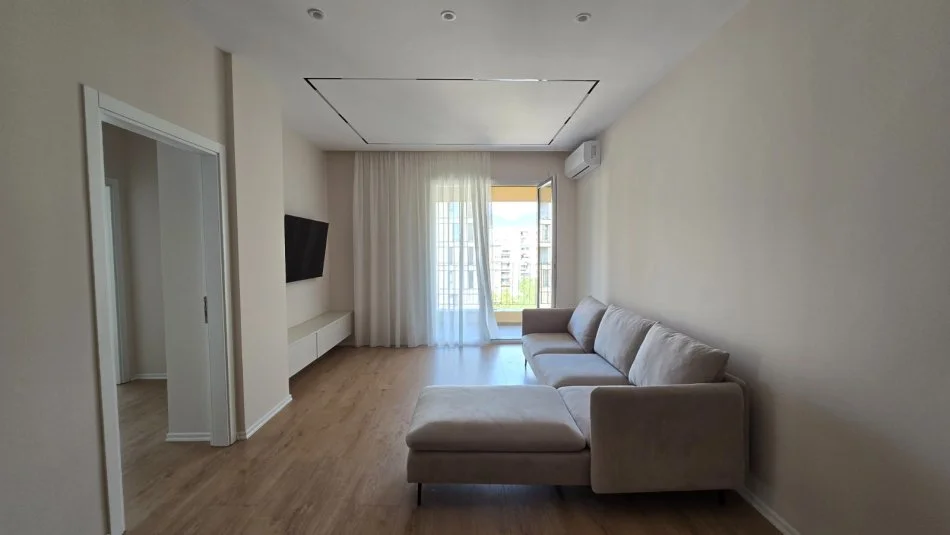 Tirane, jepet me qera apartament 2+1+Ballkon , 800 € (Ish-Fusha Aviacionit)
