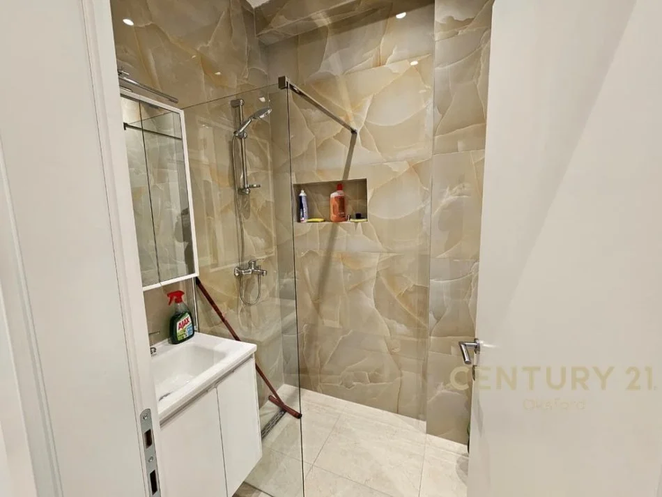 Tirane, jepet me qera apartament 2+1+Ballkon Kati 6, 80 m² 650 € (Rruga Kavajes, Spitali Amerikan 3)