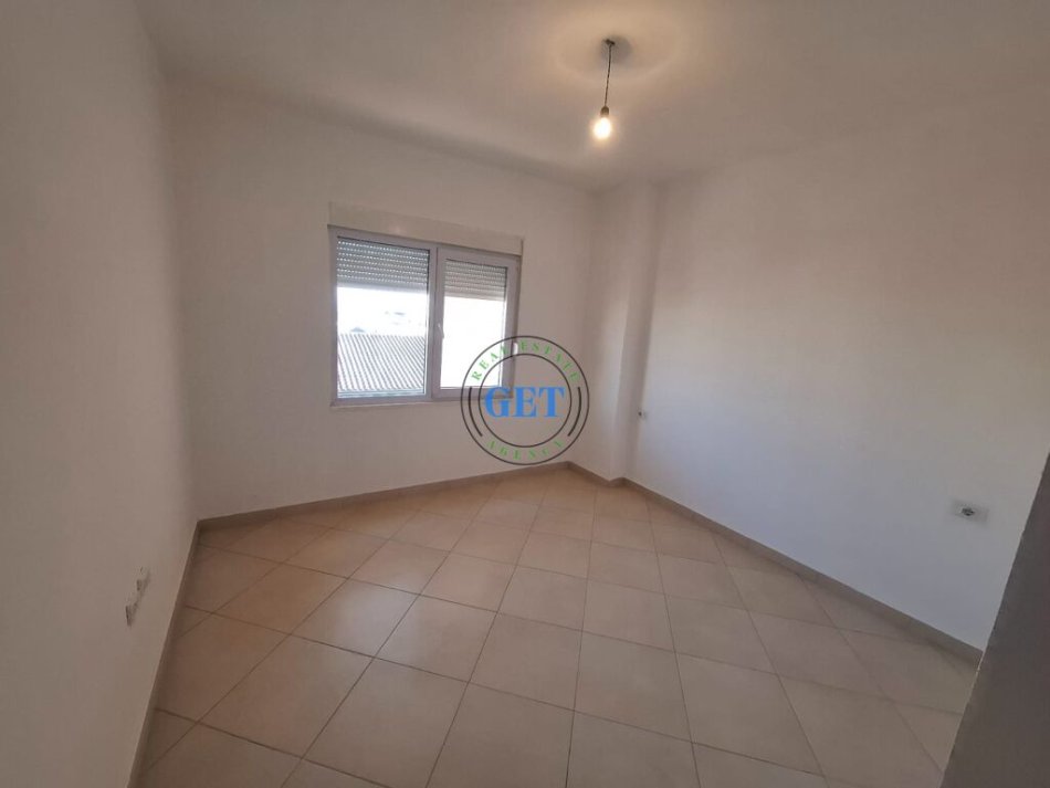 Durres, jepet me qera apartament 2+1 Kati 5, 90 m² 350 € (Tregu Industrial, Durrës.)