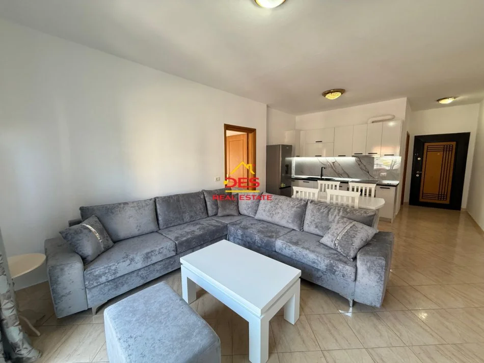 Vlore, jepet me qera apartament 1+1+Ballkon Kati 7, 75 m² 350 € (Rr Kosova, Vlorë)