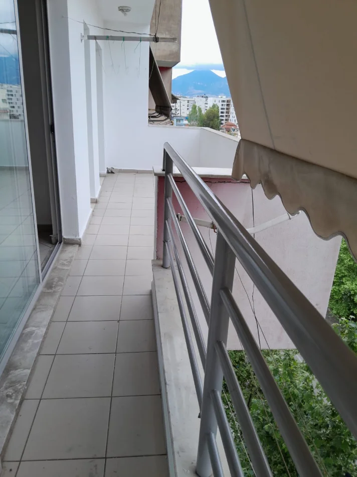 Tirane, jepet me qera apartament 2+1 Kati 5, 100 m² 450 € (Kristal Center)
