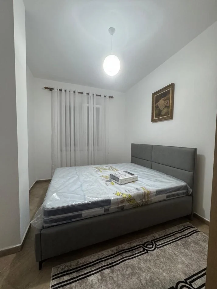 Tirane, jepet me qera apartament 1+1 , 60 m² 500 € (Komuna Parisit)