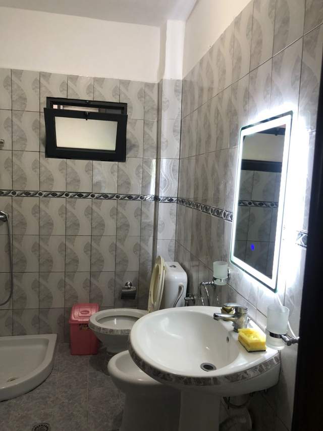 Tirane, jepet me qera apartament 1+1+A+BLK Kati 4, 80 m² 350 Euro (xhamllik)