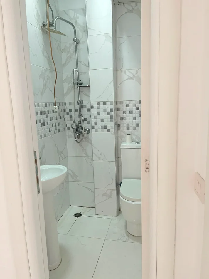 Tirane, jepet me qera apartament 1+1 Kati 2, 50 m² 6.500 € (pallatet agimi)