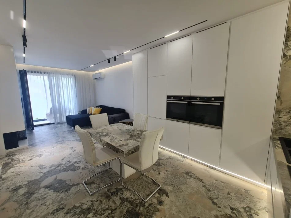 Tirane, jepet me qera apartament 1+1 Kati 4, 63 m² 1.200 € (Prane radisonit)