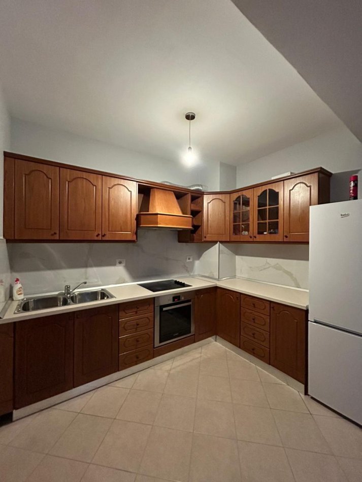 Tirane, jepet me qera apartament 2+1 Kati 5, 100 m² 650 € (Komuna e Parisit)