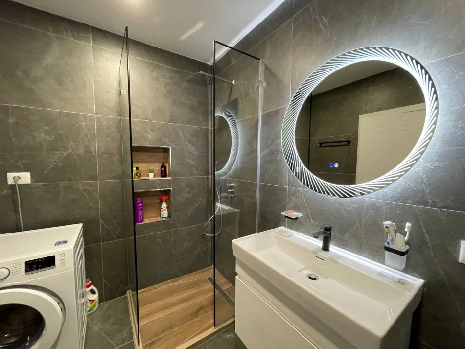 Tirane, jepet me qera apartament 2+1+Ballkon Kati 4, 105 m² 800 € (Zogu i Zi Ring Center)