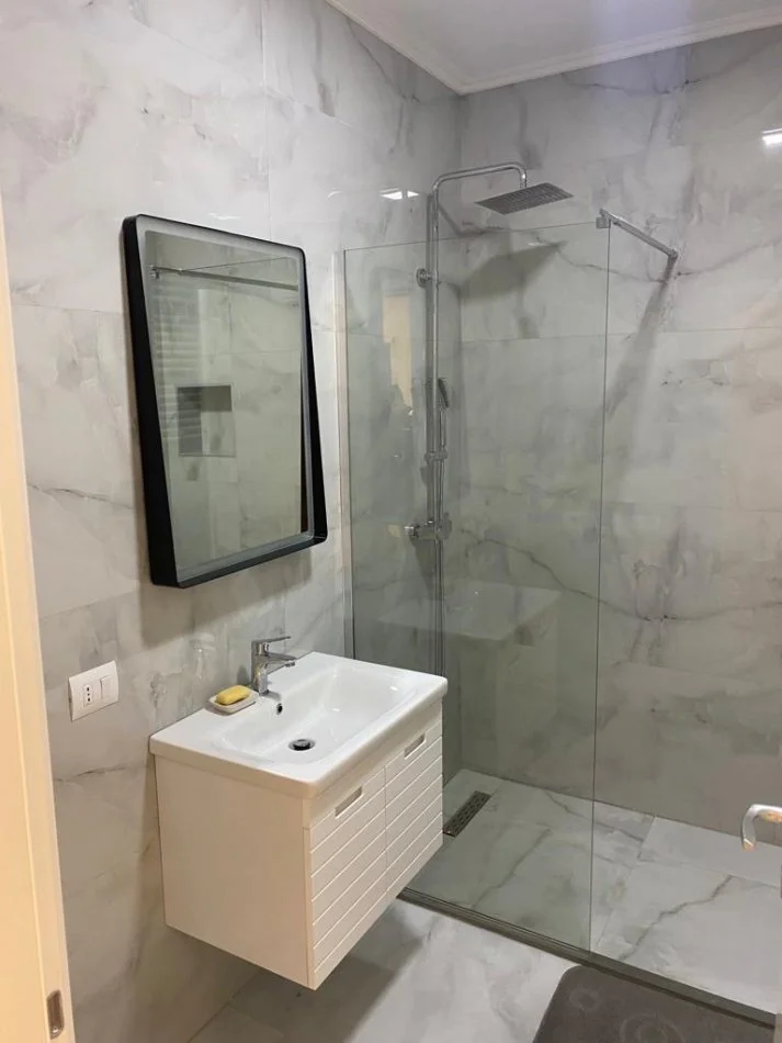 Tirane, jepet me qera apartament 2+1 Kati 2, 120 m² 1.300 € (Pazari i ri)