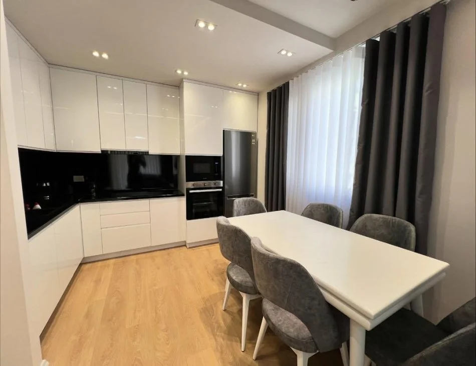 Tirane, jepet me qera apartament 2+1 Kati 3, 125 m² 1.250 € (liqeni i thate)