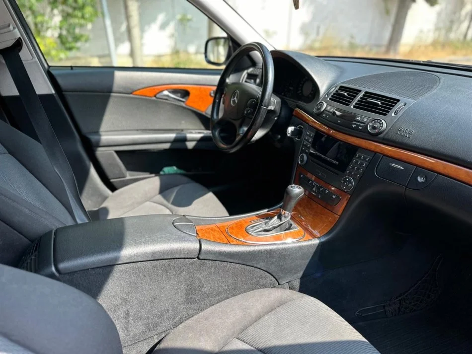 Tirane, shes makine Mercedes Benz E-200 Nafte, blu automatik Klima 200.000 km 5.600 €