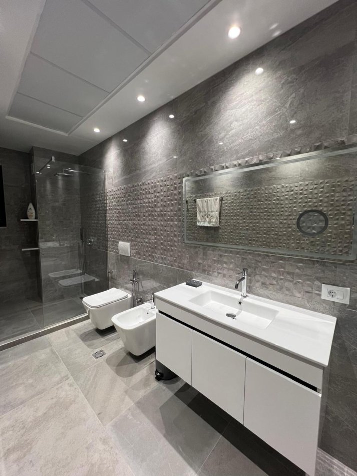 Tirane, jepet me qera apartament 2+1+Ballkon , 110 m² 800 € (Rruga e Kavajes, Perballe Kompleksit Delijorgji)