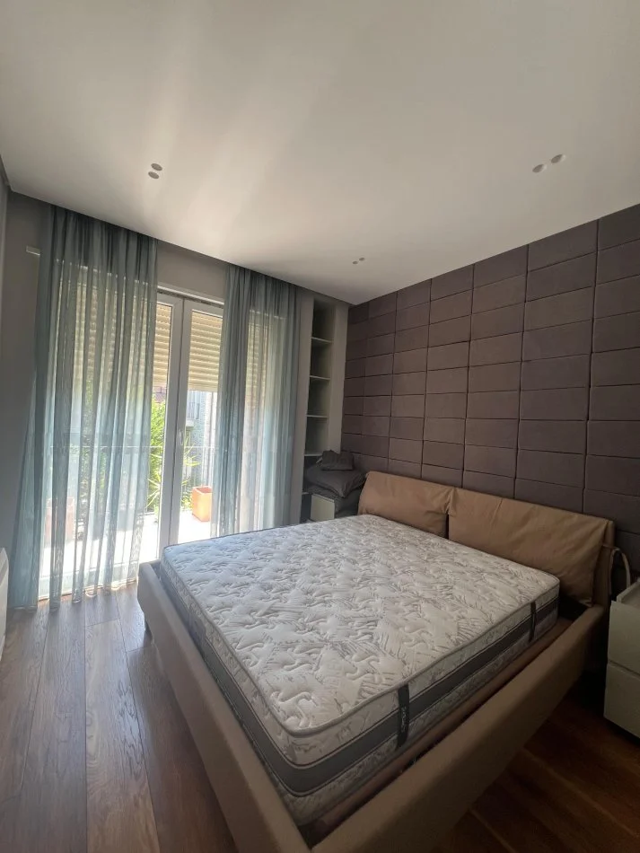 Tirane, jepet me qera apartament 2+1 Kati 2, 115 m² 1.200 € (SECRET GARDEN RESIDENCE)