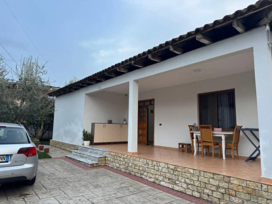 Tirane, jepet me qera Vile 2+1+Ballkon Kati 1, 112 m² 600 € (ALLIAS)