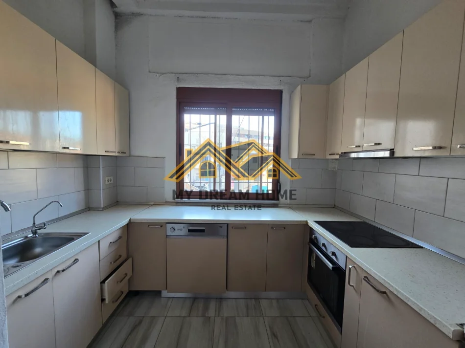 Durres, jepet me qera apartament 3+1+Ballkon Kati 3, 100 m² 400 € (qender)
