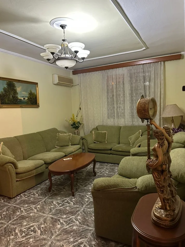 Tirane, jepet me qera apartament 2+1+Ballkon Kati 1, 104 m² 500 € (rruga Kongresi Manastirit)