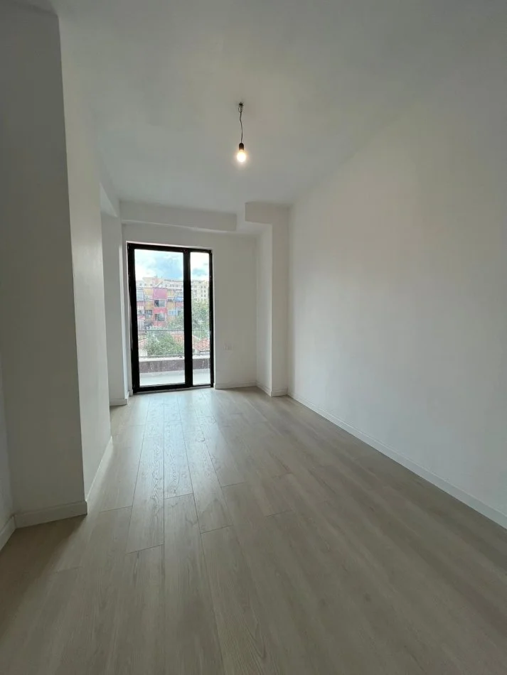 Tirane, jepet me qera apartament 2+1+Ballkon Kati 1, 93 m² 700 € (MYSLYM SHYR)