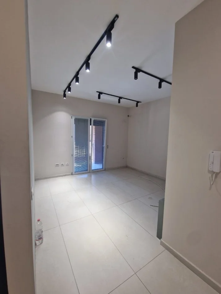 Tirane, jepet me qera zyre Kati 1, 80 m² 600 € (ASTIR KOMPLAKSI JOLLA)