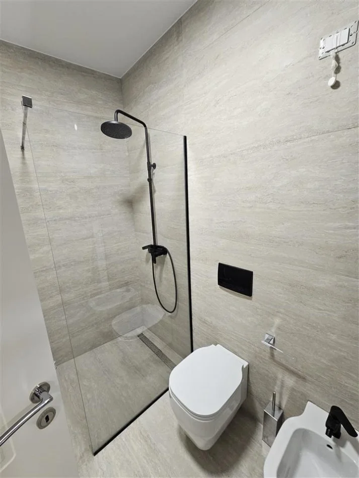 Tirane, jepet me qera apartament 2+1+Ballkon Kati 8, 131 m² 1.800 € (Lake View Residences)