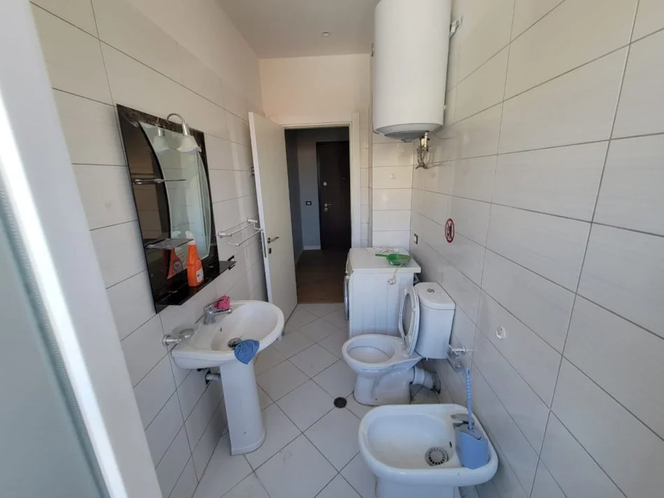 Tirane, jepet me qera apartament 2+1+Ballkon Kati 3, 89 m² 500 € (Brryli)