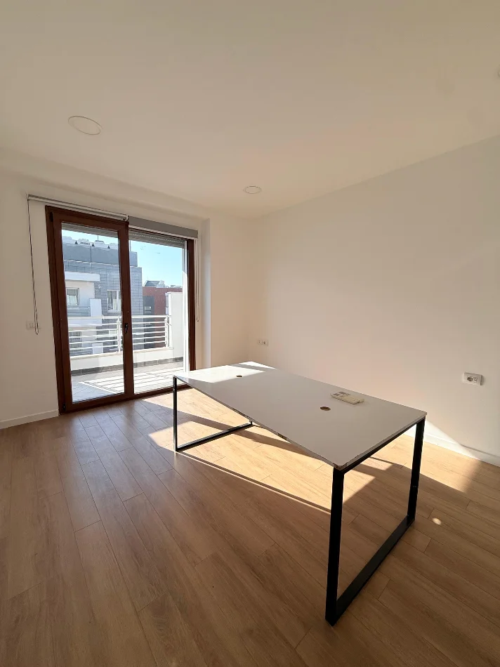 Tirane, jepet me qera zyre Kati 3, 180 m² 2.400 € (Kompleksi delijorgji)