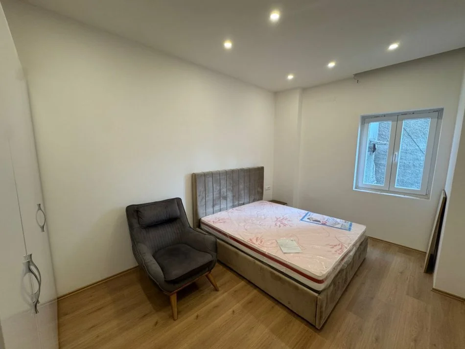 Tirane, jepet me qera apartament 1+1 Kati 4, 62 m² 700 € (Sheshi willson)
