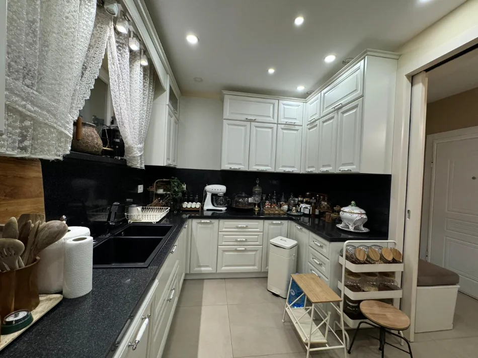 Tirane, shitet apartament 3+1 , 131 m² (Komuna e Parisit)