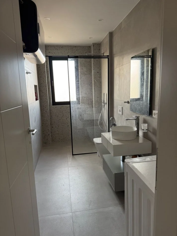 Tirane, jepet me qera apartament 2+1+Ballkon Kati 3, 85 m² 800 € (Kodra e Diellit)