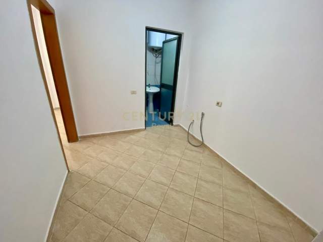 Tirane, shes apartament 2+1 Kati 3, 74 m² 84.000 Euro (5 maji)