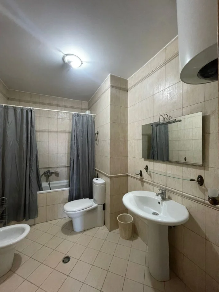 Tirane, jepet me qera apartament 2+1 Kati 9, 104 m² 800 € (Blloku)