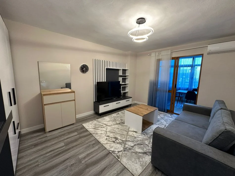 Tirane, jepet me qera garsonier 1+1 Kati 6, 40 m² 400 € (Stacioni i Trenit)