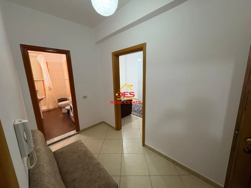 Vlore, jepet me qera apartament 1+1+Ballkon Kati 5, 70 m² 500 € (Rruga Murat Tërbaçi)
