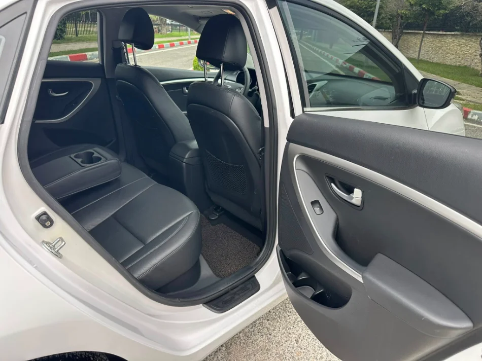 Tirane, shes makine HYUNDAI I30 FULLOPTION PANORAMA 1.6 Nafte, e bardhë automatik Klima
