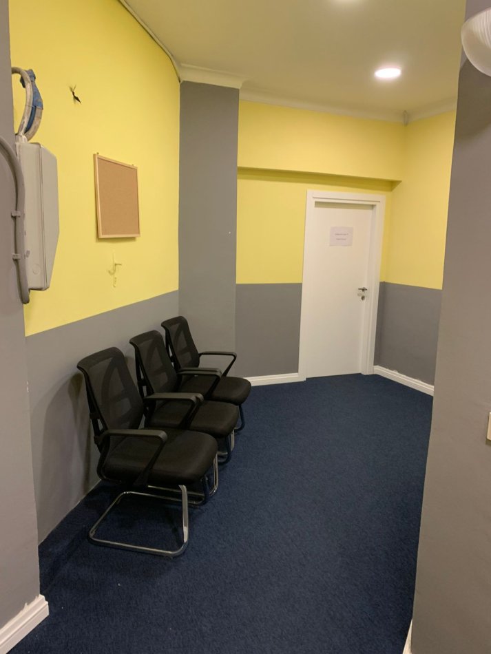 Tirane, jepet me qera zyre Kati 0, 200 m² 2.500 € (Bllok)
