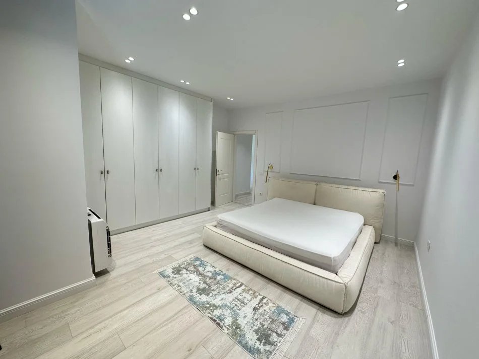 Tirane, jepet me qera apartament 2+1+Ballkon Kati 1, 120 m² 1.203 € (QIRA, APARTAMENT 2+1+2 LIQENI I THATE!)