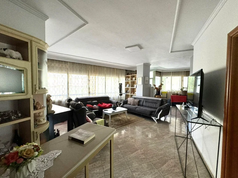 Tirane, shitet apartament 3+1 , 175 m² 299.000 € (rruga barrikadave)