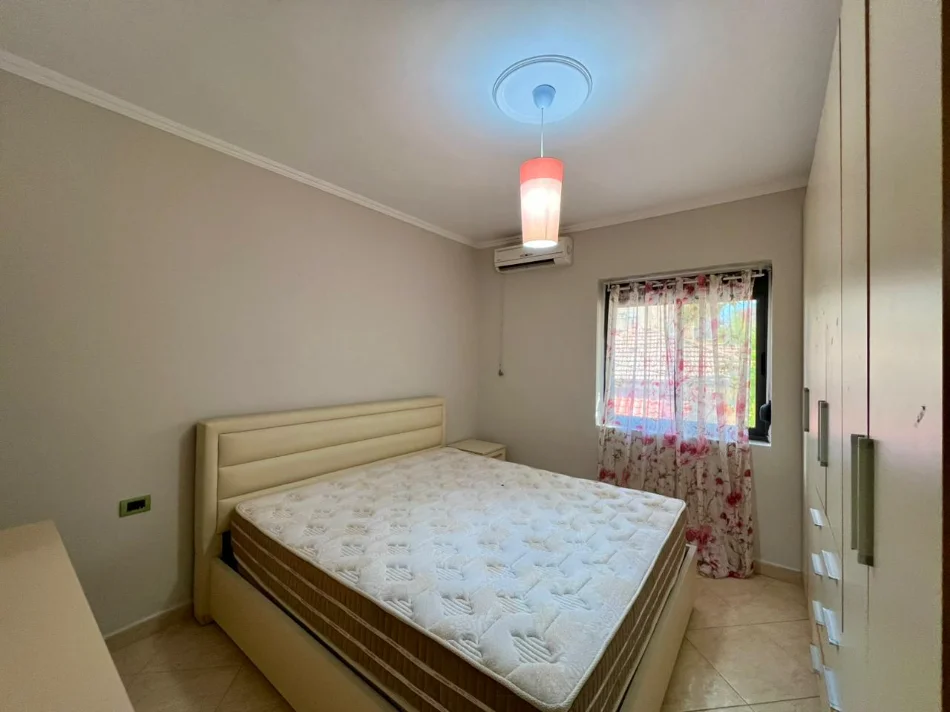 Tirane, jepet me qera apartament 1+1+Ballkon Kati 2, 60 m² 500 € (Ish Tregu Elektrik)