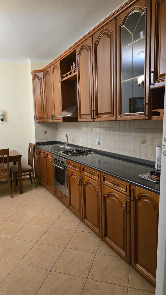 Tirane, jepet me qera apartament 2+1 Kati 5, 75 m² 450 € (Restorant Fresku)