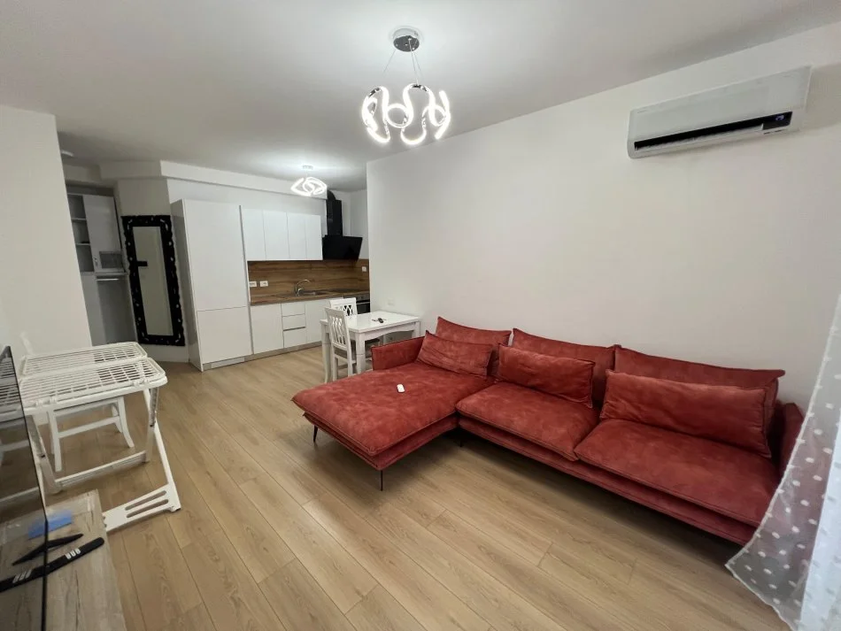 Tirane, jepet me qera apartament 1+1+Ballkon Kati 3, 65 m² 600 € (Frosina plaku)
