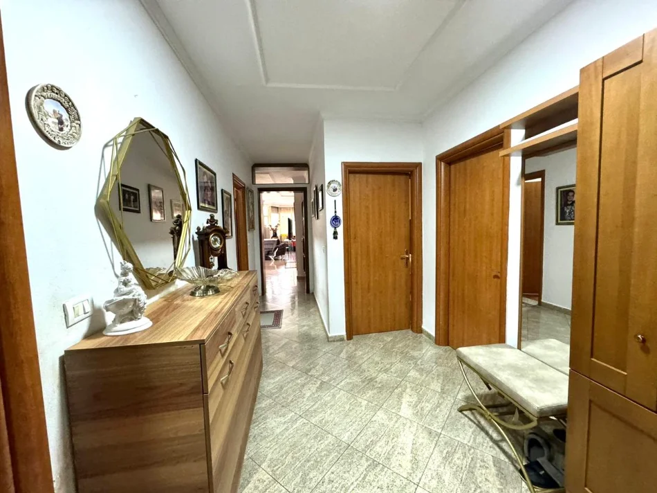 Tirane, shitet apartament 3+1 , 175 m² 299.000 € (rruga barrikadave)