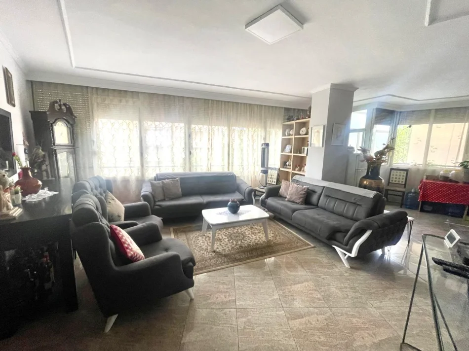 Tirane, shitet apartament 3+1 , 175 m² 299.000 € (rruga barrikadave)