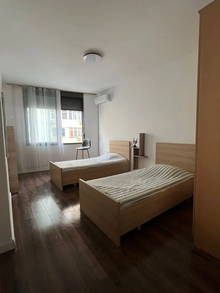 Tirane, jepet me qera apartament 3+1+Ballkon Kati 4, 126 m² 1000 € (Komuna e Parisit)