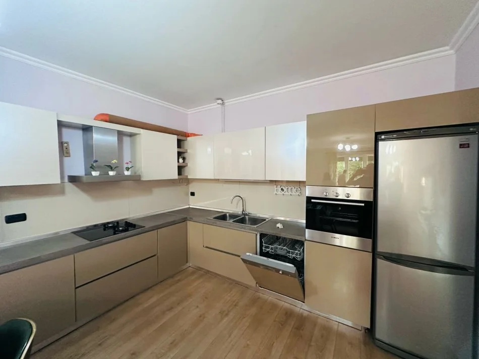 Tirane, jepet me qera apartament 2+1+Ballkon Kati 2, 110 m² 650 € 