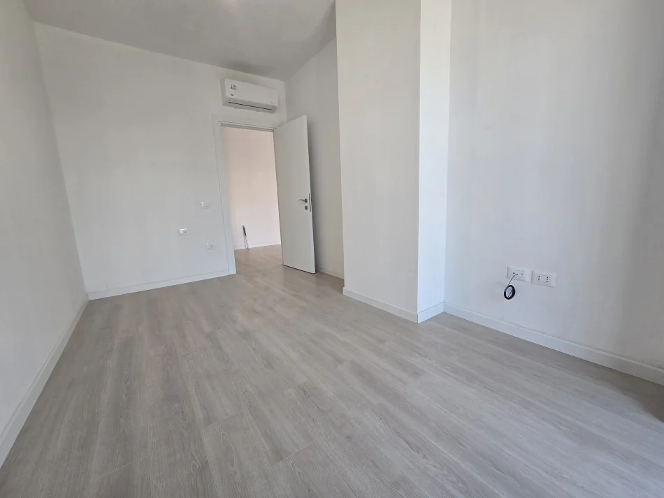 Tirane, jepet me qera zyre Kati 1, 93 m² 700 € (Rruga e Kavajes)